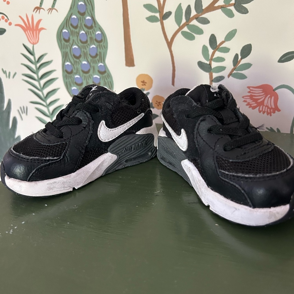 Nike Black and White Sneakers with Athletic Design